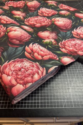 bild på trikåtyget, mörk pion